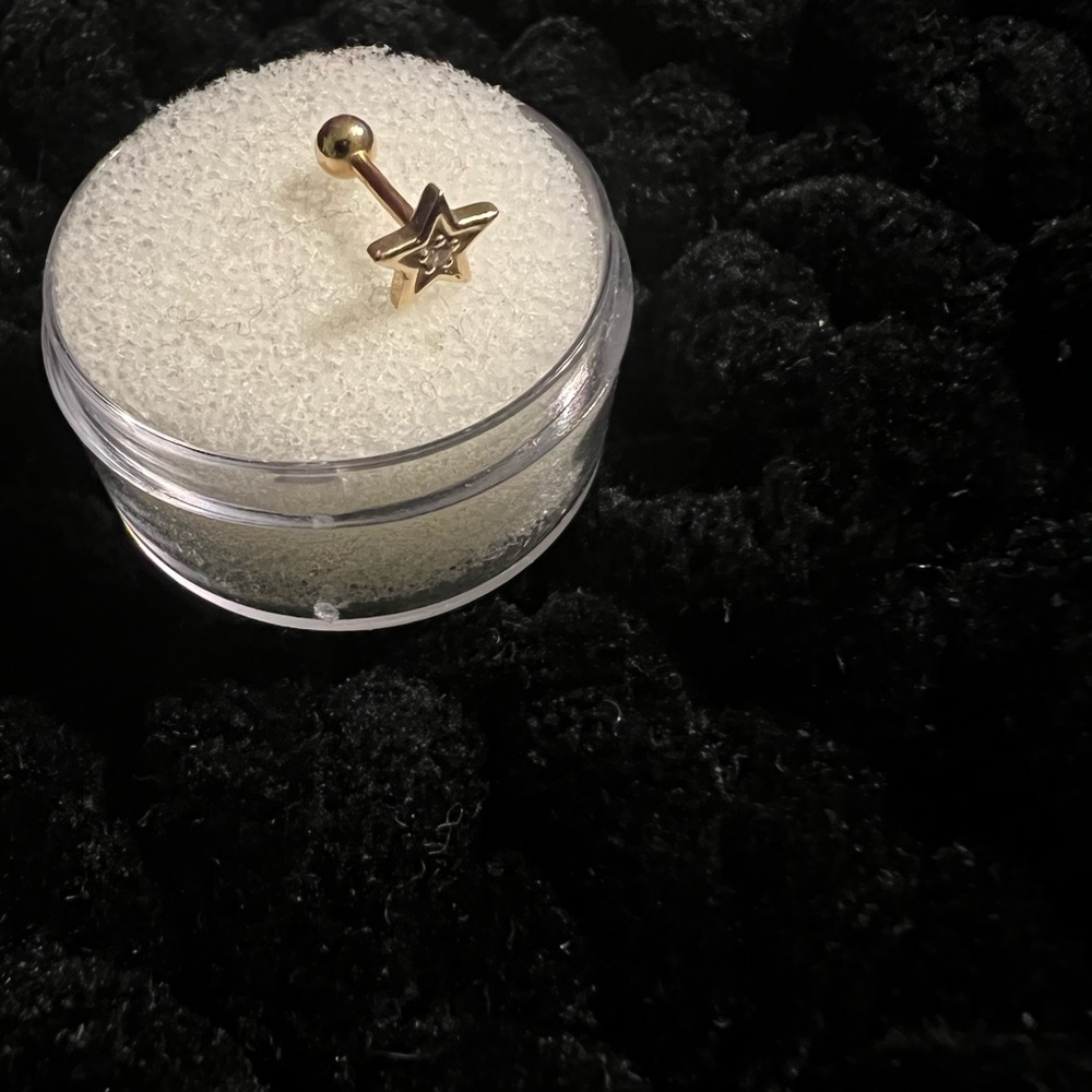Threaded star 14 k yellow gold with a tiny diamond in the middle